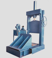 SLICING TYPE WITH SINGLE BLADE FOR FEEDING RUBBER TO MIXING MILLS.