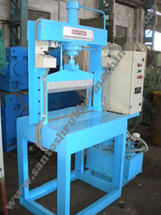 CROSS-CUT TYPE WITH CROSS BLADE TO CUT THE BALE IN FOUR EQUAL SIZES FOR KNEADERS / INTERNAL MIXER FEED.&nbsp; 